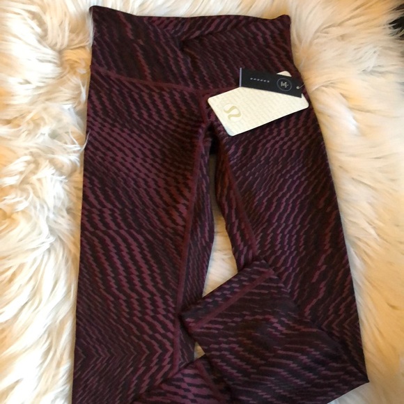 JUST IN✔️🍋NWT LULULEMON CROP - Picture 2 of 5